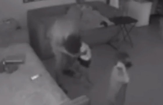 فيديو صادم للحظات رعب قاتلة.. طفلة (3 سنوات) تطلق النار على نفسها! صورة رقم 5 فيديو صادم للحظات رعب قاتلة.. طفلة (3 سنوات) تطلق النار على نفسها! صورة رقم 5