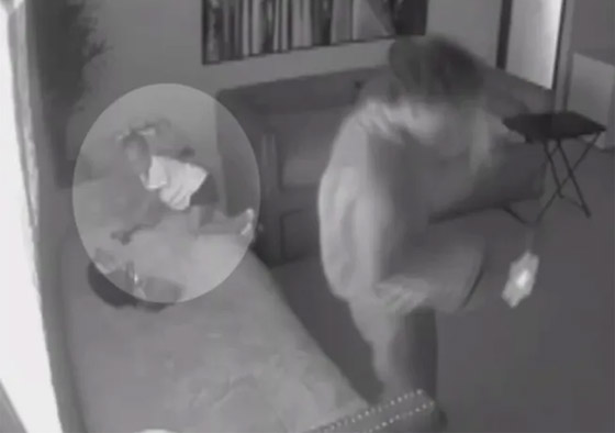 فيديو صادم للحظات رعب قاتلة.. طفلة (3 سنوات) تطلق النار على نفسها! صورة رقم 3 فيديو صادم للحظات رعب قاتلة.. طفلة (3 سنوات) تطلق النار على نفسها! صورة رقم 3