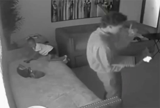 فيديو صادم للحظات رعب قاتلة.. طفلة (3 سنوات) تطلق النار على نفسها! صورة رقم 1 فيديو صادم للحظات رعب قاتلة.. طفلة (3 سنوات) تطلق النار على نفسها! صورة رقم 1