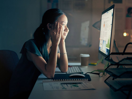 إرهاق وجفاف العيون.. 7 أشياء تحدث عندما تطيل النظر إلى الشاشات صورة رقم 3