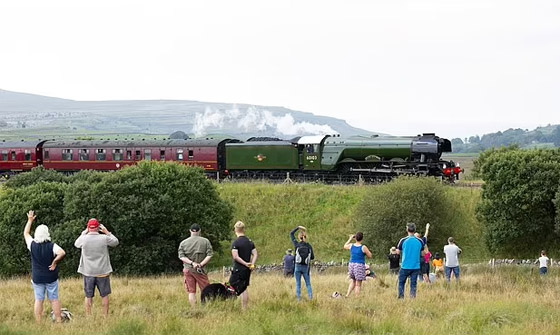 صور: جرحى في حادث اصطدام بين قطارين في اسكتلندا صورة رقم 8 صور: جرحى في حادث اصطدام بين قطارين في اسكتلندا صورة رقم 8