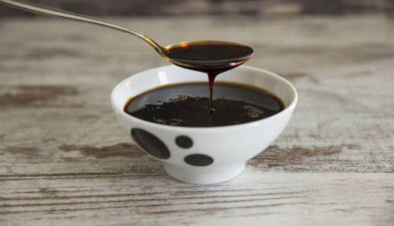 فوائد العسل الأسود للبشرة تبدأ بالترطيب ولا تنتهي بمحاربة التجاعيد صورة رقم 4