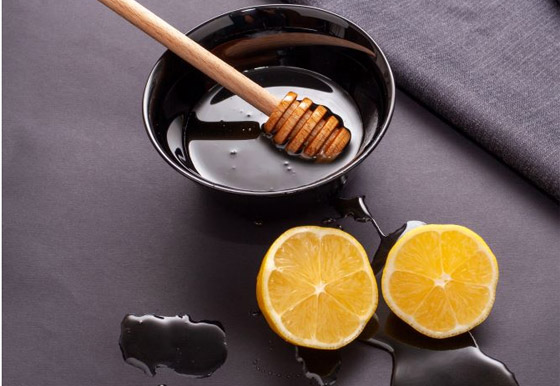 فوائد العسل الأسود للبشرة تبدأ بالترطيب ولا تنتهي بمحاربة التجاعيد صورة رقم 2