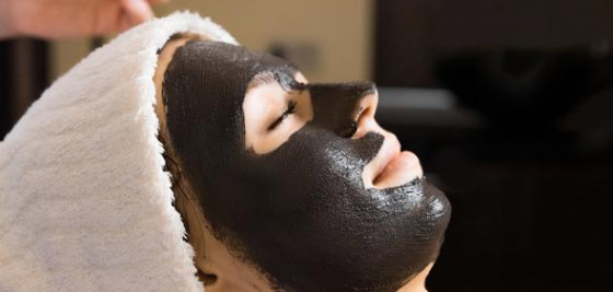 فوائد العسل الأسود للبشرة تبدأ بالترطيب ولا تنتهي بمحاربة التجاعيد صورة رقم 1