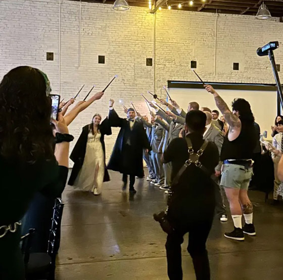 ينفقان 15 ألف دولار على زفاف مستوحى من هاري بوتر ! صورة رقم 3