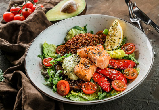 إليكم طريقة تحضير سلطة الكينوا بالسلمون والأفوكادو للرجيم صورة رقم 1 إليكم طريقة تحضير سلطة الكينوا بالسلمون والأفوكادو للرجيم صورة رقم 1