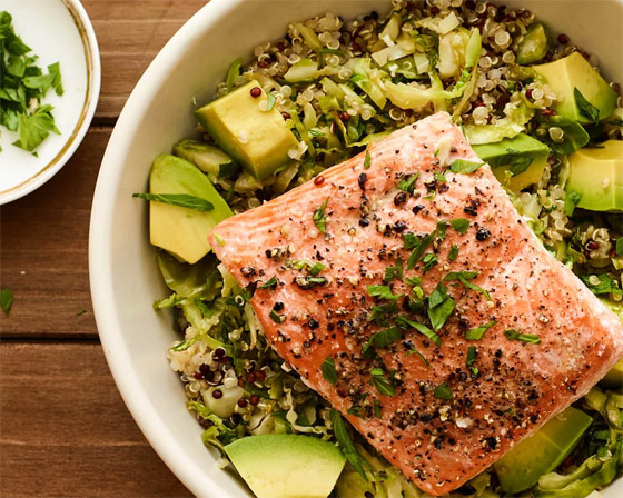 إليكم طريقة تحضير سلطة الكينوا بالسلمون والأفوكادو للرجيم صورة رقم 8 إليكم طريقة تحضير سلطة الكينوا بالسلمون والأفوكادو للرجيم صورة رقم 8