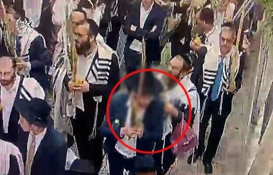 اعتقال 5 يهود حريديم بتهمة البصق على مسيحيين في القدس؛ ووزير الشرطة يعتبره سلوكا ليس جنائيا صورة رقم 4 اعتقال 5 يهود حريديم بتهمة البصق على مسيحيين في القدس؛ ووزير الشرطة يعتبره سلوكا ليس جنائيا صورة رقم 4