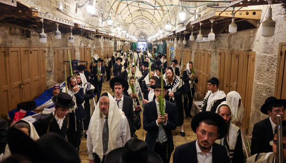 اعتقال 5 يهود حريديم بتهمة البصق على مسيحيين في القدس؛ ووزير الشرطة يعتبره سلوكا ليس جنائيا صورة رقم 2 اعتقال 5 يهود حريديم بتهمة البصق على مسيحيين في القدس؛ ووزير الشرطة يعتبره سلوكا ليس جنائيا صورة رقم 2