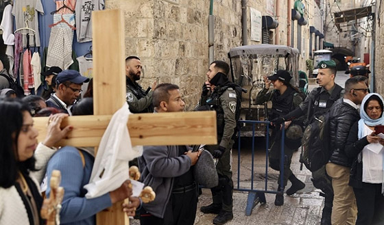 اعتقال 5 يهود حريديم بتهمة البصق على مسيحيين في القدس؛ ووزير الشرطة يعتبره سلوكا ليس جنائيا صورة رقم 9 اعتقال 5 يهود حريديم بتهمة البصق على مسيحيين في القدس؛ ووزير الشرطة يعتبره سلوكا ليس جنائيا صورة رقم 9