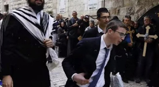 اعتقال 5 يهود حريديم بتهمة البصق على مسيحيين في القدس؛ ووزير الشرطة يعتبره سلوكا ليس جنائيا صورة رقم 6 اعتقال 5 يهود حريديم بتهمة البصق على مسيحيين في القدس؛ ووزير الشرطة يعتبره سلوكا ليس جنائيا صورة رقم 6