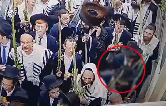 اعتقال 5 يهود حريديم بتهمة البصق على مسيحيين في القدس؛ ووزير الشرطة يعتبره سلوكا ليس جنائيا صورة رقم 3 اعتقال 5 يهود حريديم بتهمة البصق على مسيحيين في القدس؛ ووزير الشرطة يعتبره سلوكا ليس جنائيا صورة رقم 3