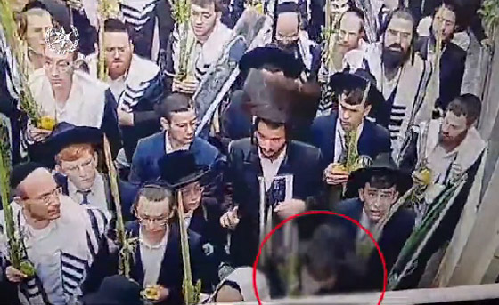 اعتقال 5 يهود حريديم بتهمة البصق على مسيحيين في القدس؛ ووزير الشرطة يعتبره سلوكا ليس جنائيا صورة رقم 10 اعتقال 5 يهود حريديم بتهمة البصق على مسيحيين في القدس؛ ووزير الشرطة يعتبره سلوكا ليس جنائيا صورة رقم 10