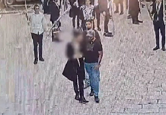 اعتقال 5 يهود حريديم بتهمة البصق على مسيحيين في القدس؛ ووزير الشرطة يعتبره سلوكا ليس جنائيا صورة رقم 11 اعتقال 5 يهود حريديم بتهمة البصق على مسيحيين في القدس؛ ووزير الشرطة يعتبره سلوكا ليس جنائيا صورة رقم 11