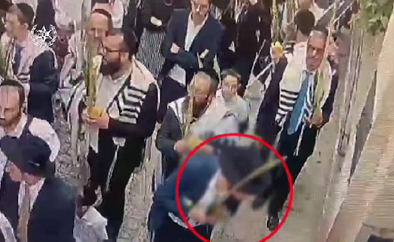 اعتقال 5 يهود حريديم بتهمة البصق على مسيحيين في القدس؛ ووزير الشرطة يعتبره سلوكا ليس جنائيا صورة رقم 1 اعتقال 5 يهود حريديم بتهمة البصق على مسيحيين في القدس؛ ووزير الشرطة يعتبره سلوكا ليس جنائيا صورة رقم 1