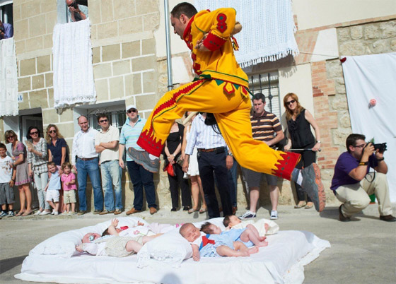 ارتداء جلود الخرفان بالمغرب والعزف تحت الماء بفلوريدا.. أغرب مهرجانات حول العالم صورة رقم 1