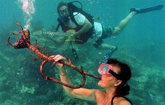 ارتداء جلود الخرفان بالمغرب والعزف تحت الماء بفلوريدا.. أغرب مهرجانات حول العالم صورة رقم 3