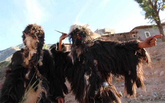 ارتداء جلود الخرفان بالمغرب والعزف تحت الماء بفلوريدا.. أغرب مهرجانات حول العالم صورة رقم 5