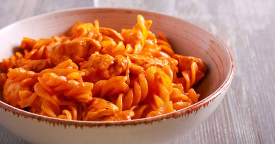 طريقة عمل المكرونة بالصلصة الحمراء والكريمة صورة رقم 1