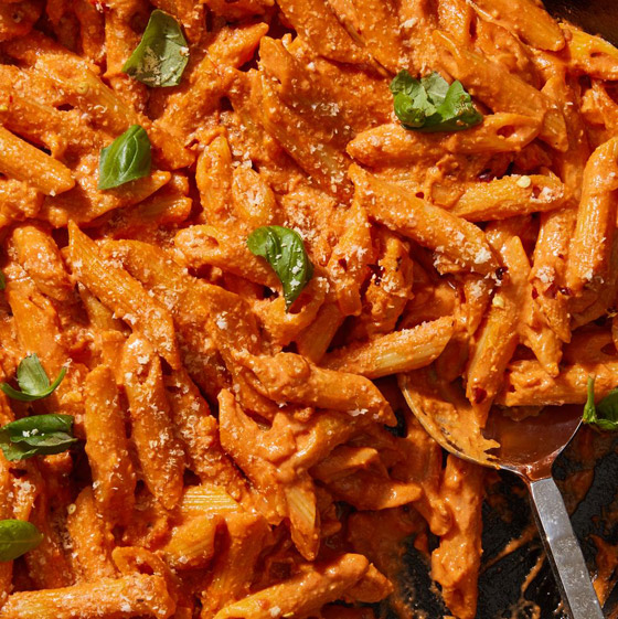 طريقة عمل المكرونة بالصلصة الحمراء والكريمة صورة رقم 2