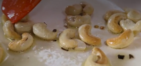 طريقة عمل المكرونة بالصلصة الحمراء والكريمة صورة رقم 4