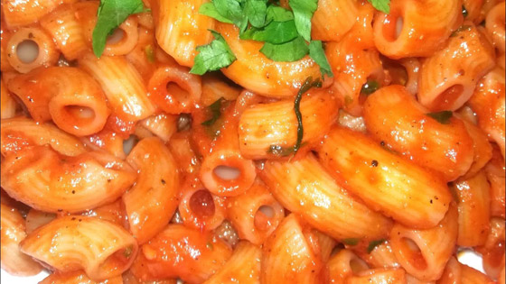 طريقة عمل المكرونة بالصلصة الحمراء والكريمة صورة رقم 7