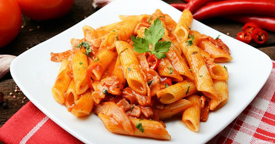 طريقة عمل المكرونة بالصلصة الحمراء والكريمة صورة رقم 8