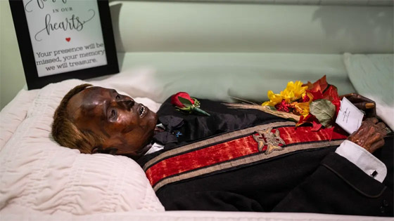 حنطوه بالخطأ وبقيت جثته مقصدا للفضوليين لـ128 عاما.. لص يدفن أخيرا بأمريكا صورة رقم 6 حنطوه بالخطأ وبقيت جثته مقصدا للفضوليين لـ128 عاما.. لص يدفن أخيرا بأمريكا صورة رقم 6