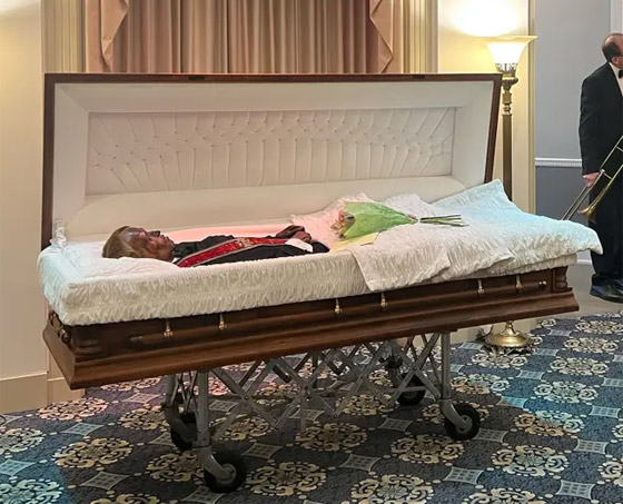 حنطوه بالخطأ وبقيت جثته مقصدا للفضوليين لـ128 عاما.. لص يدفن أخيرا بأمريكا صورة رقم 8 حنطوه بالخطأ وبقيت جثته مقصدا للفضوليين لـ128 عاما.. لص يدفن أخيرا بأمريكا صورة رقم 8