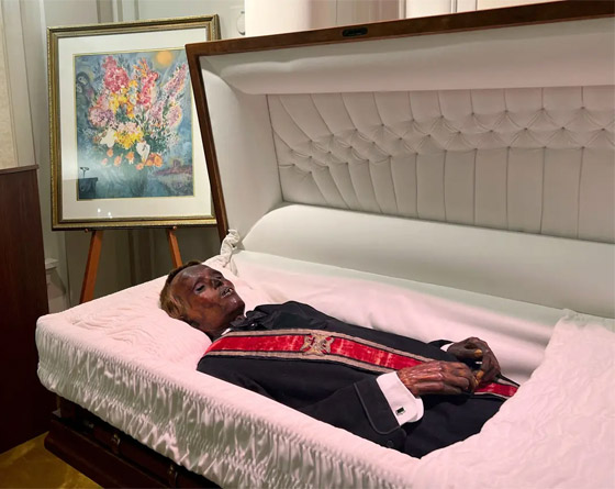 حنطوه بالخطأ وبقيت جثته مقصدا للفضوليين لـ128 عاما.. لص يدفن أخيرا بأمريكا صورة رقم 9 حنطوه بالخطأ وبقيت جثته مقصدا للفضوليين لـ128 عاما.. لص يدفن أخيرا بأمريكا صورة رقم 9