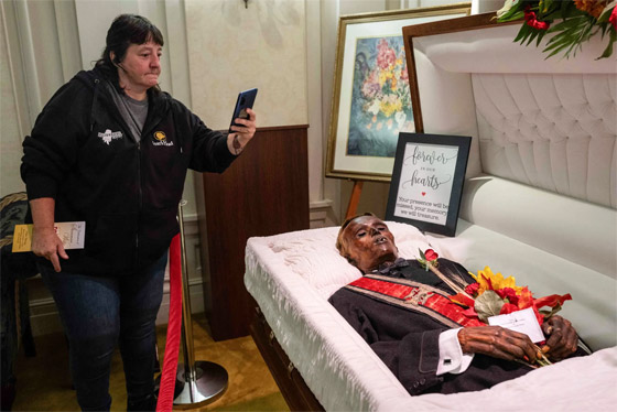 حنطوه بالخطأ وبقيت جثته مقصدا للفضوليين لـ128 عاما.. لص يدفن أخيرا بأمريكا صورة رقم 10 حنطوه بالخطأ وبقيت جثته مقصدا للفضوليين لـ128 عاما.. لص يدفن أخيرا بأمريكا صورة رقم 10