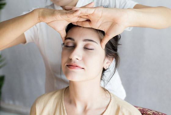 للحصول على شعر صحي.. عليك تدليك فروة رأسك بانتظام صورة رقم 1