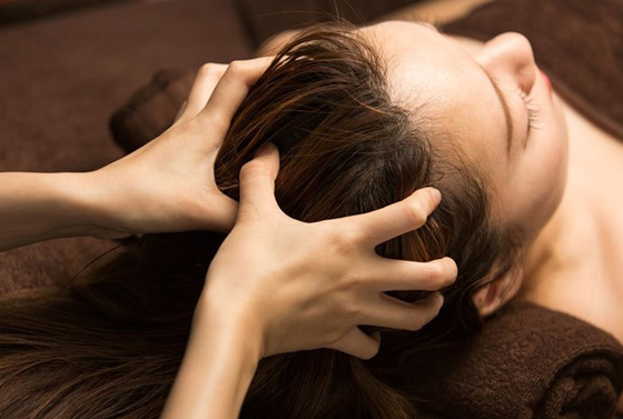 للحصول على شعر صحي.. عليك تدليك فروة رأسك بانتظام صورة رقم 2