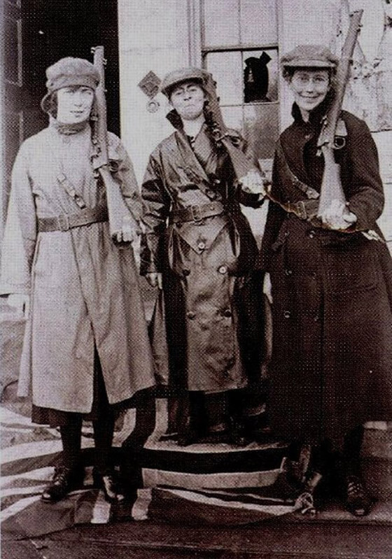 معطف الترنش القصير.. قطعة أنيقة وعملية في خرانتكِ صورة رقم 1