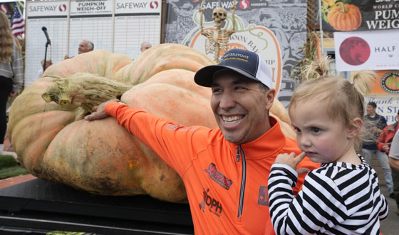 يقطينة عملاقة تزن أكثر من طن تحطم رقما قياسيا عالميا بأمريكا.. صور صورة رقم 6