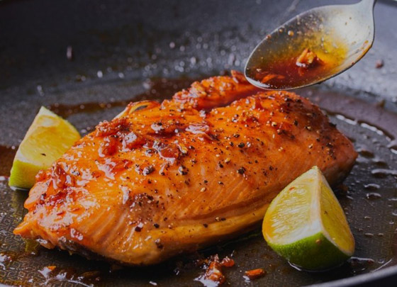 إليكم طريقة تحضير سلمون بالتتبيلة الحارة للرجيم صورة رقم 1