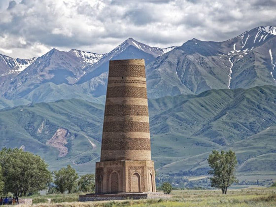 برج بورانا.. أسطورة هندسية نسجتها «خيوط عنكبوت» صورة رقم 2