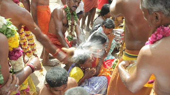 البصق وإخراج اللسان للتحية.. 10 تقاليد غريبة تمارسها شعوب حول العالم صورة رقم 1 البصق وإخراج اللسان للتحية.. 10 تقاليد غريبة تمارسها شعوب حول العالم صورة رقم 1