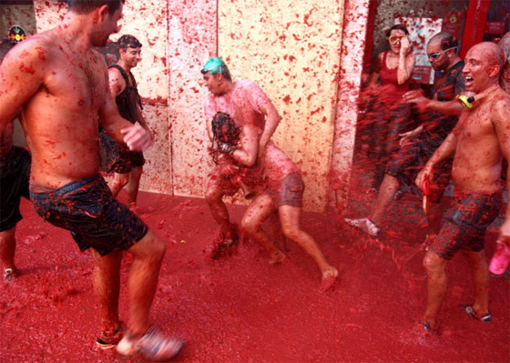 البصق وإخراج اللسان للتحية.. 10 تقاليد غريبة تمارسها شعوب حول العالم صورة رقم 2 البصق وإخراج اللسان للتحية.. 10 تقاليد غريبة تمارسها شعوب حول العالم صورة رقم 2