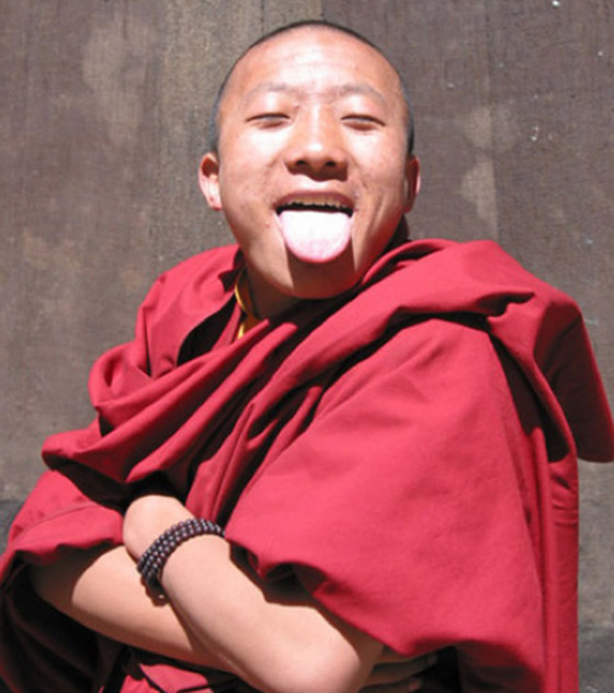 البصق وإخراج اللسان للتحية.. 10 تقاليد غريبة تمارسها شعوب حول العالم صورة رقم 4 البصق وإخراج اللسان للتحية.. 10 تقاليد غريبة تمارسها شعوب حول العالم صورة رقم 4