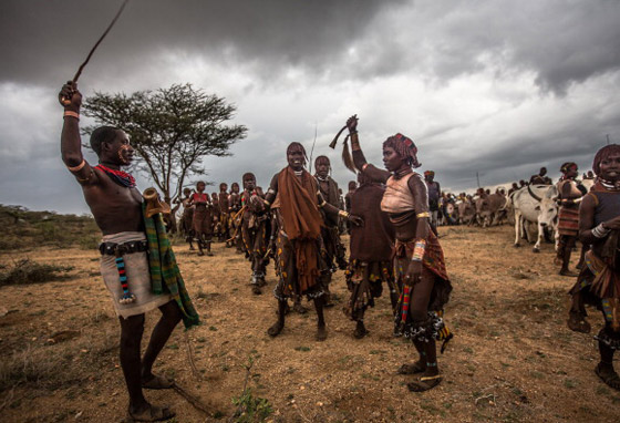 البصق وإخراج اللسان للتحية.. 10 تقاليد غريبة تمارسها شعوب حول العالم صورة رقم 5 البصق وإخراج اللسان للتحية.. 10 تقاليد غريبة تمارسها شعوب حول العالم صورة رقم 5