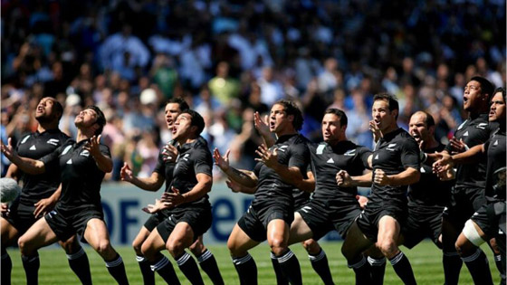 البصق وإخراج اللسان للتحية.. 10 تقاليد غريبة تمارسها شعوب حول العالم صورة رقم 6 البصق وإخراج اللسان للتحية.. 10 تقاليد غريبة تمارسها شعوب حول العالم صورة رقم 6