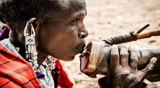 البصق وإخراج اللسان للتحية.. 10 تقاليد غريبة تمارسها شعوب حول العالم صورة رقم 8 البصق وإخراج اللسان للتحية.. 10 تقاليد غريبة تمارسها شعوب حول العالم صورة رقم 8