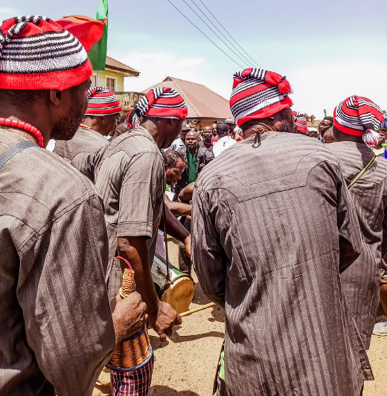 البصق وإخراج اللسان للتحية.. 10 تقاليد غريبة تمارسها شعوب حول العالم صورة رقم 10 البصق وإخراج اللسان للتحية.. 10 تقاليد غريبة تمارسها شعوب حول العالم صورة رقم 10