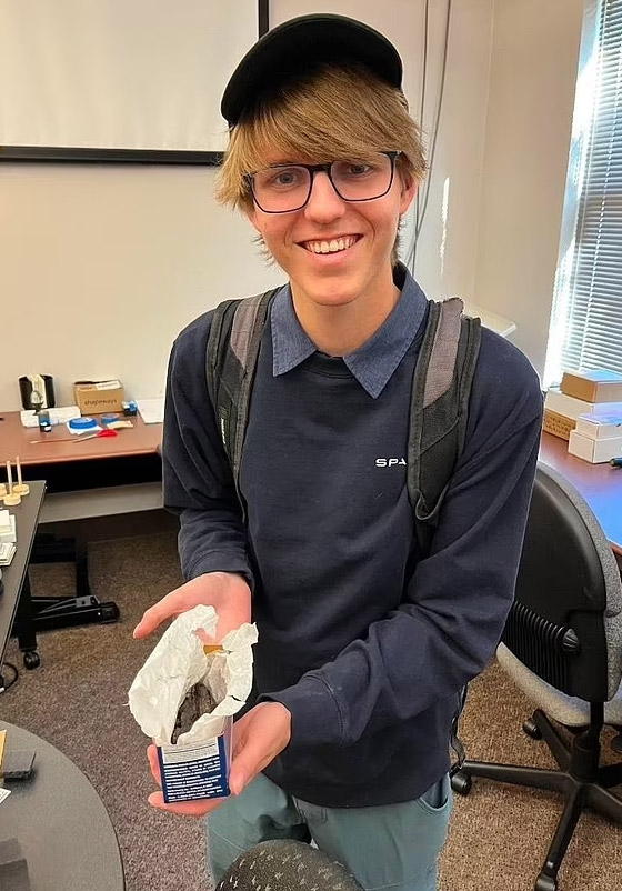 طالب مصري يفك رموز مخطوطات طالب مصري يفك رموز مخطوطات