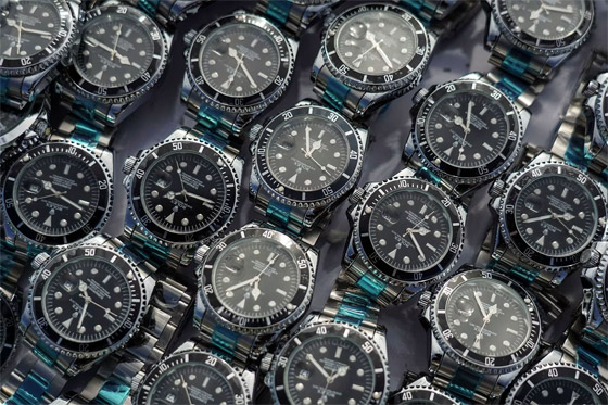 البضائع المقلدة.. هكذا تعرف الفرق بين المزيف والأصلي صورة رقم 3 البضائع المقلدة.. هكذا تعرف الفرق بين المزيف والأصلي صورة رقم 3