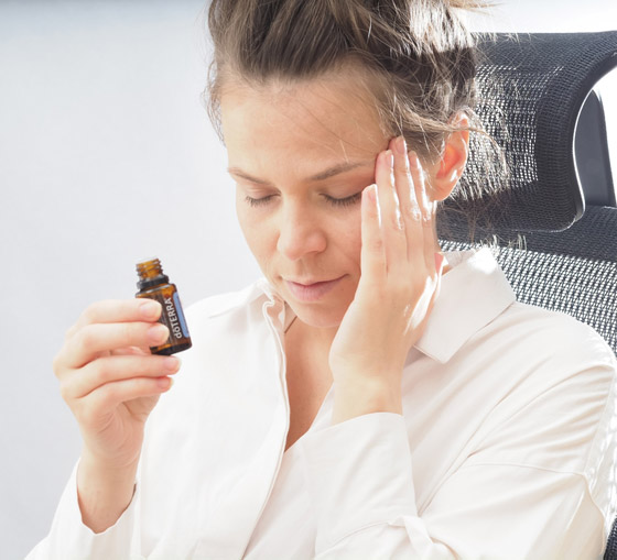 5 زيوت أساسية تساعد في تخفيف آلام الصداع والصداع النصفي صورة رقم 1