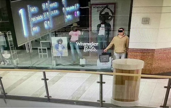 اعتقال لص تنكر بهيئة تمثال ليسرق المجوهرات صورة رقم 1