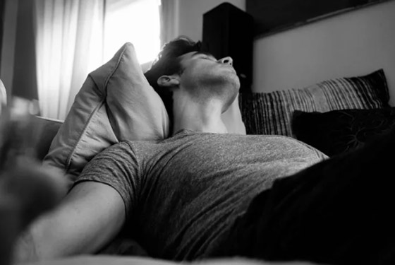 هل النوم بدون وسادة أفضل لصحتك وجودة نومك؟ صورة رقم 4