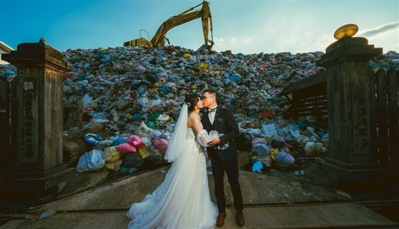 زفاف تايواني أمام النفايات تنديداً بتلوث البيئة صورة رقم 3
